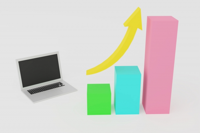 上昇する矢印とパソコン