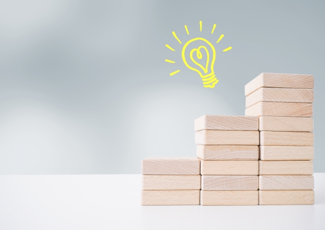 電球と積み重なっている積み木