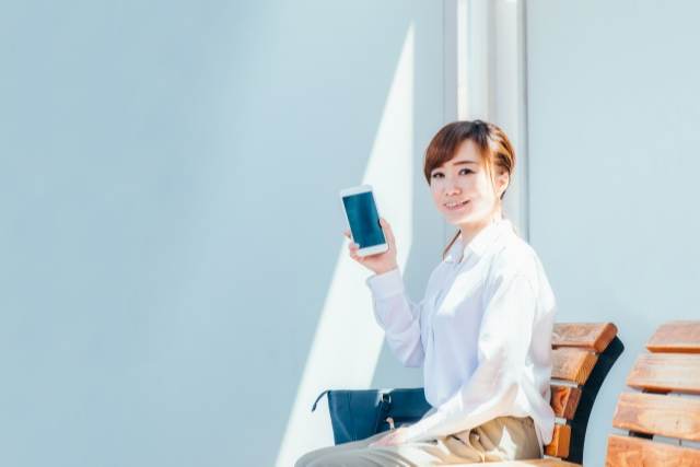 スマホを持つ女性